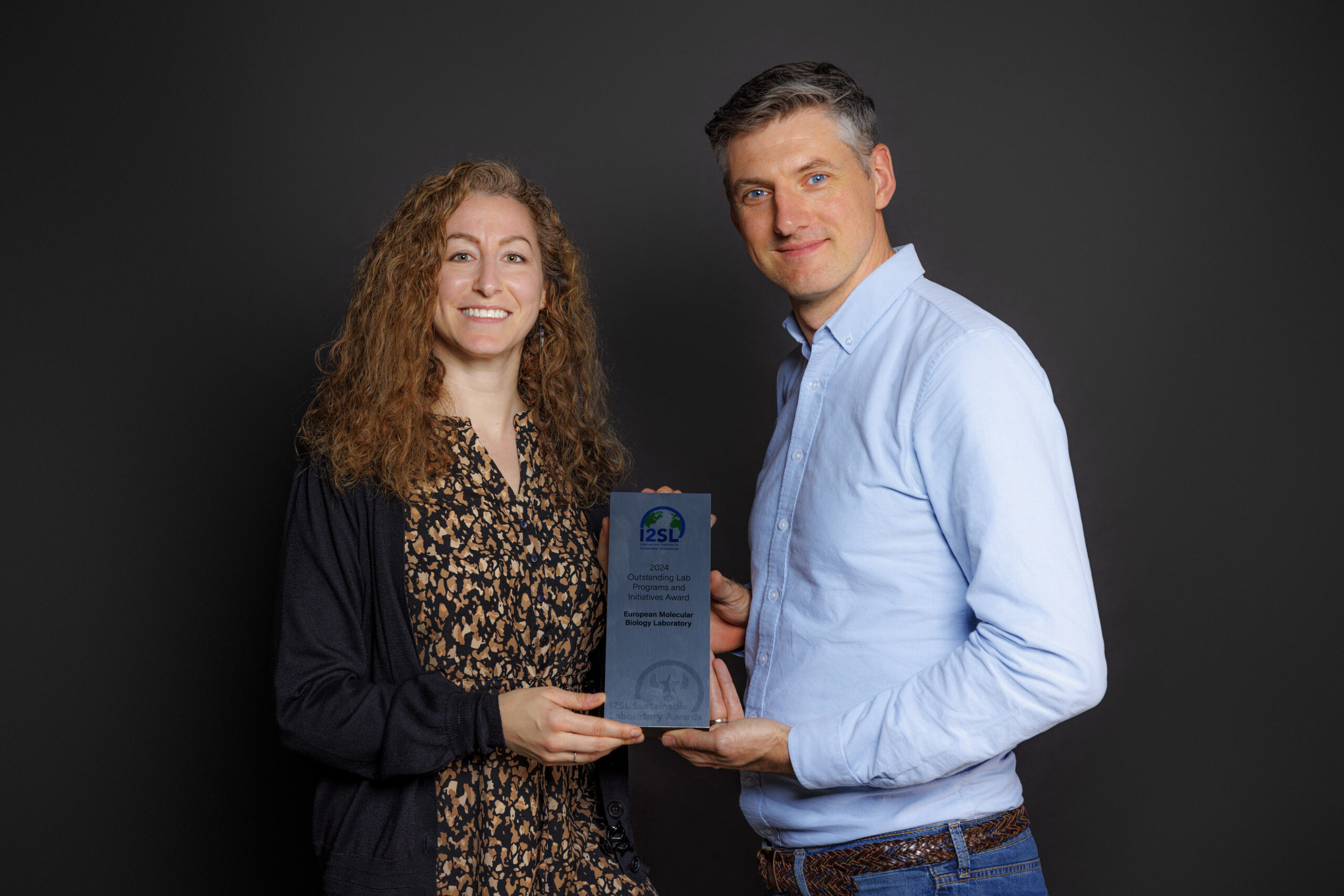 Brendan Rouse and Marta Rodríguez-Martínez are holding a certificate.