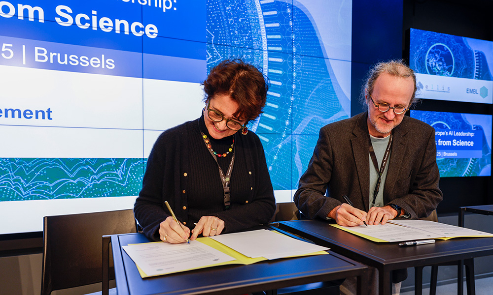 EMBL Director General Edith Heard (left) and ELLIS President Bernhard Schölkopf (right) are signing the Memorandum of Understanding.